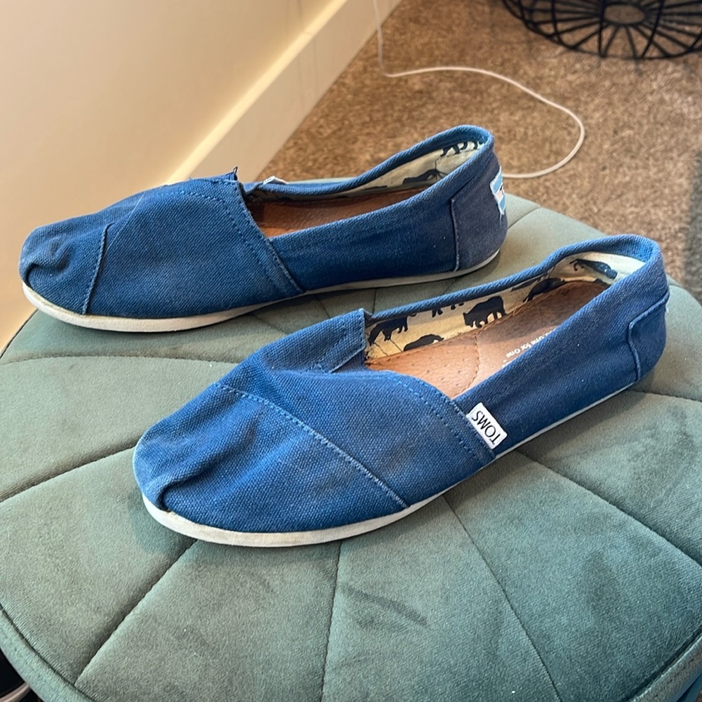 Navy blue Tom’s
